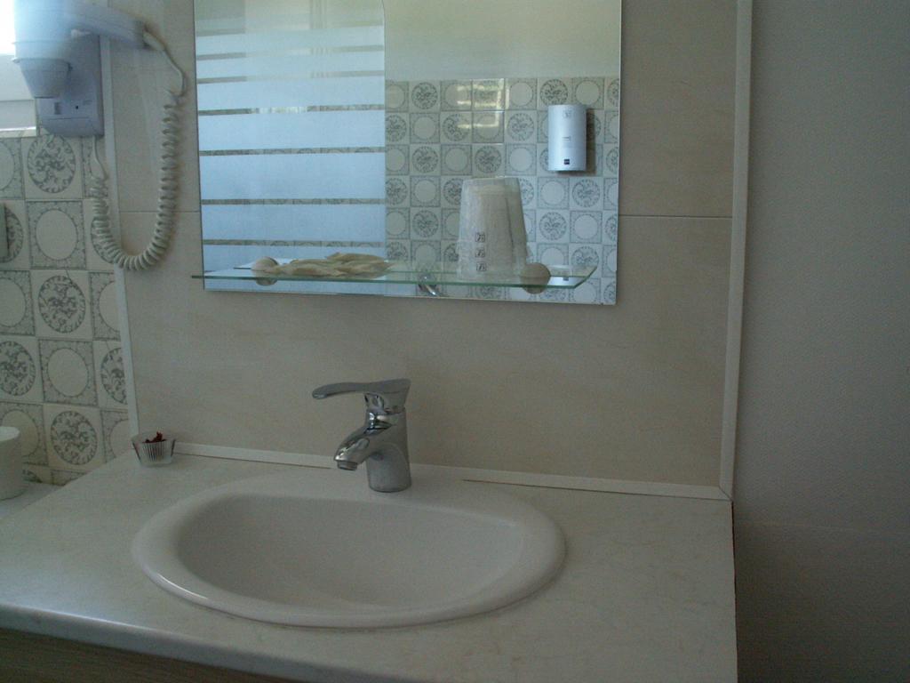 Готель Le Relais Du Pont De Rhodes Frayssinet Номер фото